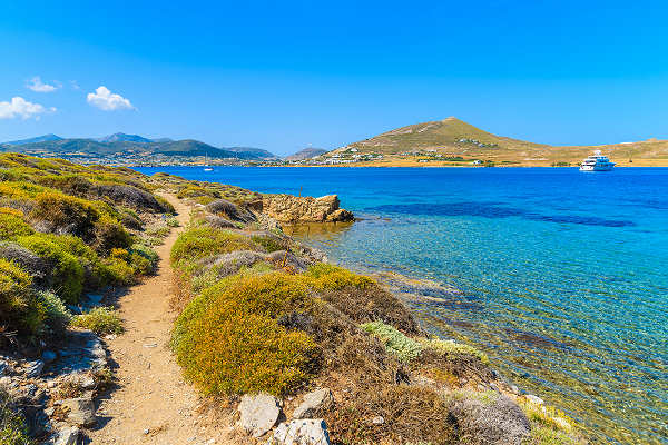 Wanderer auf einem malerischen Bergweg auf Paros