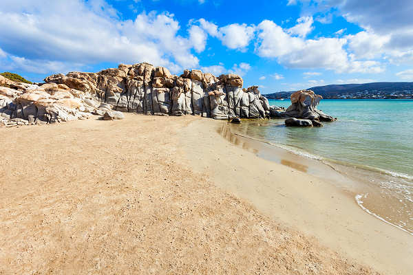 Taumhafter Strand Kolymbithres Beach auf Paros, Griechenland für einen entspannten Urlaub.