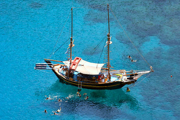 Bootstour entlang der Küste von Rhodos mit klarem Wasser