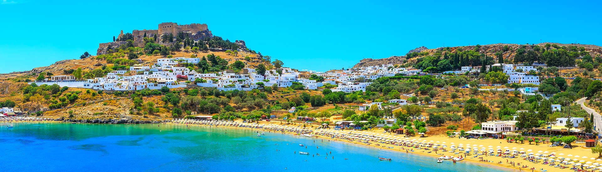 Lindos Bay auf Rhodos mit der historischen Akropolis und malerischem Sandstrand