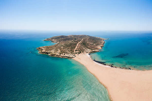 Prasonisi Beach auf Rhodos mit kitzelndem Wasser und Windsurfern