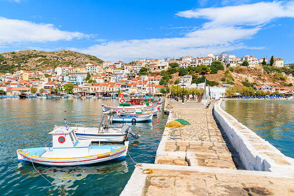 Malerischer Hafen von Pythagorion auf Samos mit bunten Booten