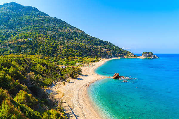 Potami Beach auf Samos mit klarem Wasser und sandigem Strand