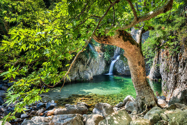 Samothraki Wasserfall mit klarem Wasser und umgebender Natur