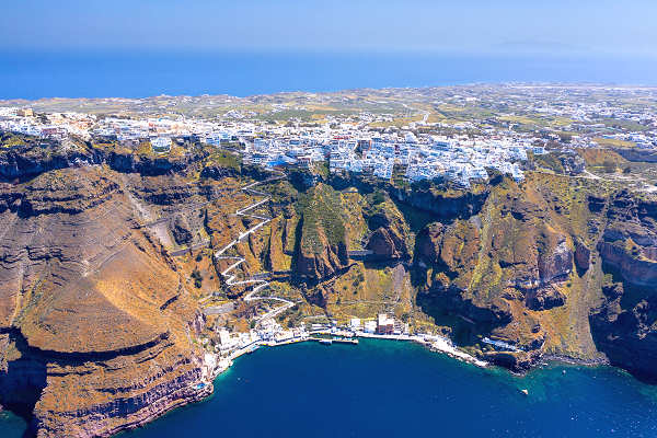 Atemberaubender Blick auf die Caldera von Fira