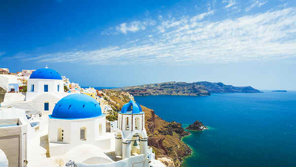 Küstenlandschaft mit türkisblauem Wasser auf einer griechischen Insel.