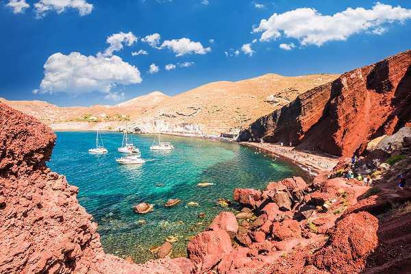 Atemberaubender Red Beach auf Santorini während deines Griechenland Urlaubs