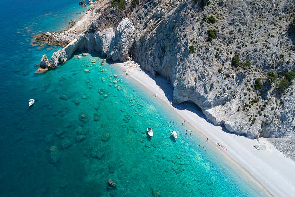 Panoramablick auf den Lalaria Beach auf Skiathos, Griechenland, mit türkisblauem Wasser und markanten Felsformationen