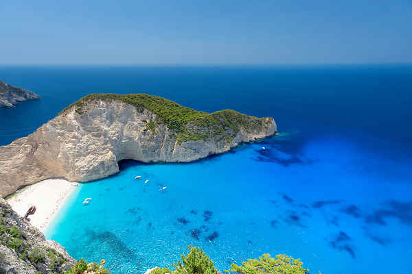 Panoramablick auf die berühmte Schmugglerbucht auf Zakynthos, Griechenland, mit türkisfarbenem Wasser und beeindruckenden Klippen.