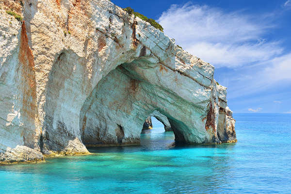 Blaue Grotte auf Zakynthos - beeindruckende Felsformationen und kristallklares Wasser