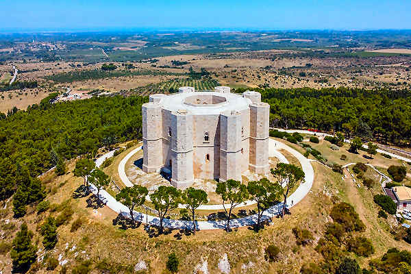 Historisches Castel del Monte in Apulien, Italien, bei Sonnenuntergang