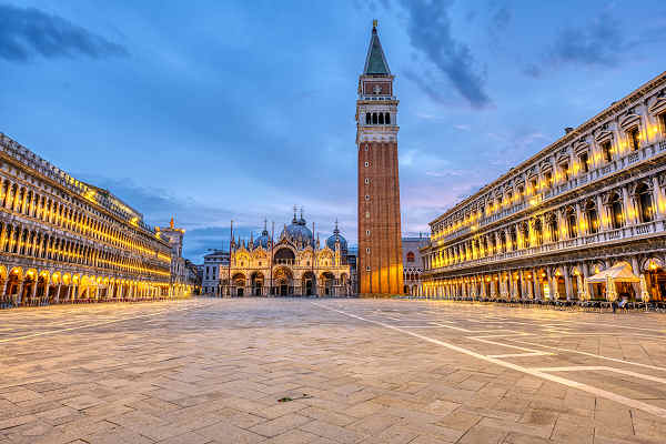 Markusplatz in Venedig, Italien, umgeben von historischen Gebäuden und venezianischen Architektur.