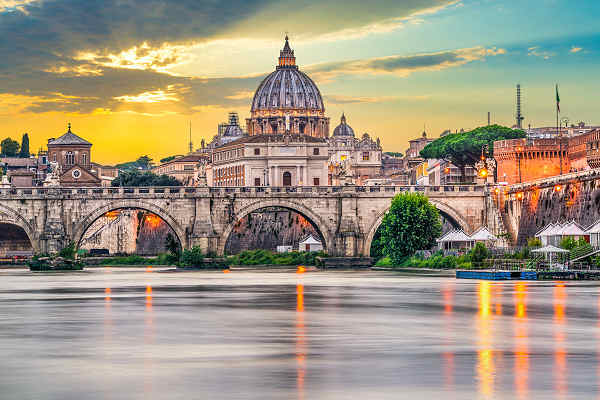 Blick auf den majestätischen Petersdom in Rom, Italien, unter einem strahlend blauen Himmel.