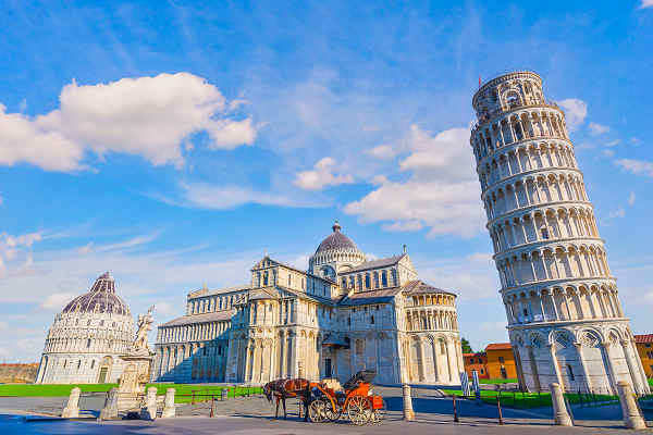 Schiefer Turm von Pisa bei Sonnenschein, Italienreise