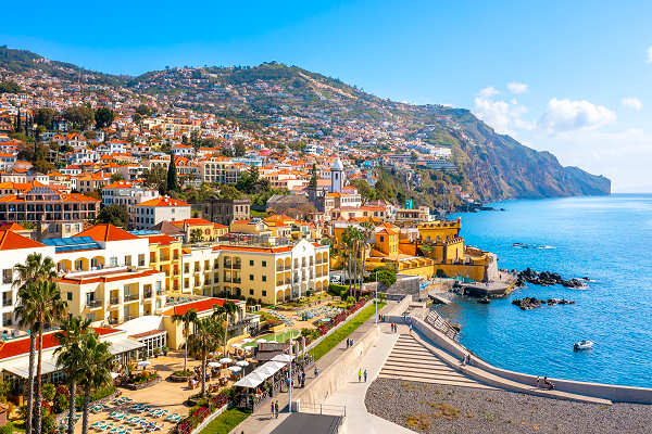 Panoramablick auf die Küstenstadt Funchal von Madeira