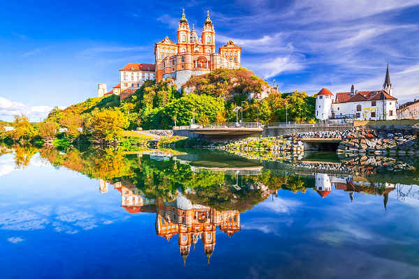 Österreich Urlaub: Blick auf das barocke Melk Stift an der Donau