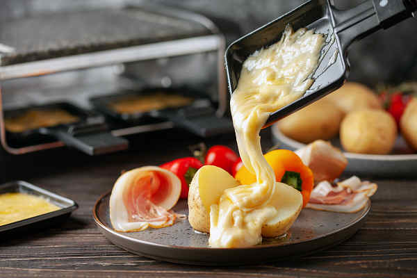 Urlaub in der Schweiz mit traditionellem Raclette-Käsegericht