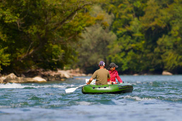 Abenteuerliches Wildwasser-Rafting in den atemberaubenden Schweizer Alpen