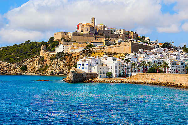 Kathedrale St. Maria auf Ibiza - Highlight einer Balearen Reise