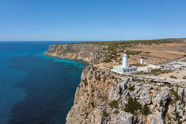 Leuchtturm La Mola auf Formentera, umgeben von atemberaubender Küstenlandschaft