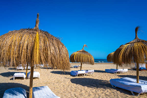 Strandansicht von Playa d'en Bossa auf Ibiza mit weichem Sand und kristallklarem Wasser