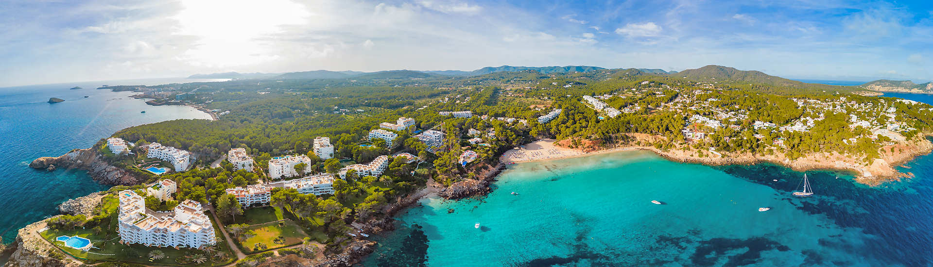 Strand von Cala Llenya auf Ibiza – Perfekter Ort für einen entspannten Urlaub