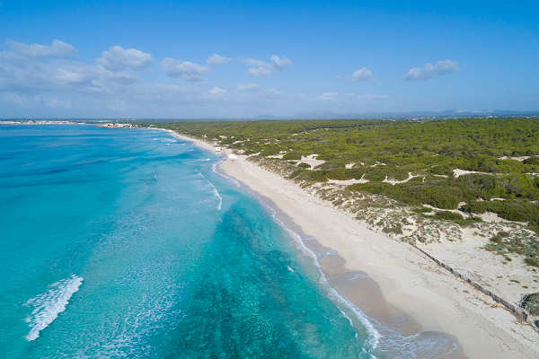 Sonniger Tag am Es Trenc Strand auf Mallorca mit kristallklarem Wasser und feinem Sandstrand – perfekt für deinen Mallorca Urlaub.