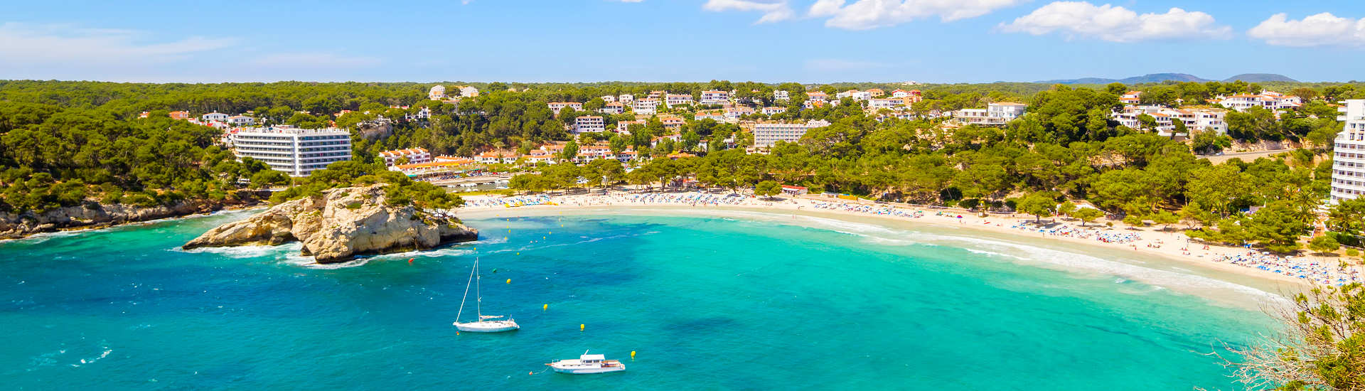 Traumhafter Blick auf die Bucht von Cala Galdana mit weißem Sandstrand und klarem, türkisblauem Wasser – perfektes Ziel für deinen Menorca Urlaub