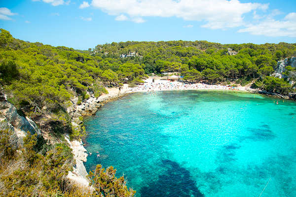 Traumstrand Cala Macarella auf Menorca – perfekter Ort für deinen Urlaub mit türkisblauem Wasser und feinem Sand