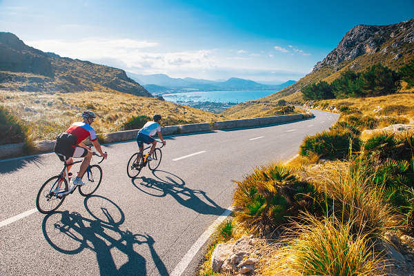 Urlaub auf Mallorca: Entdecke die Insel bei einer Radtour durch malerische Landschaften und das Tramuntana-Gebirge.