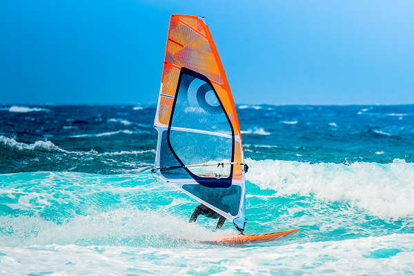 Strand auf Ibiza mit Wassersportmöglichkeiten wie Jetski und Stand-Up-Paddling