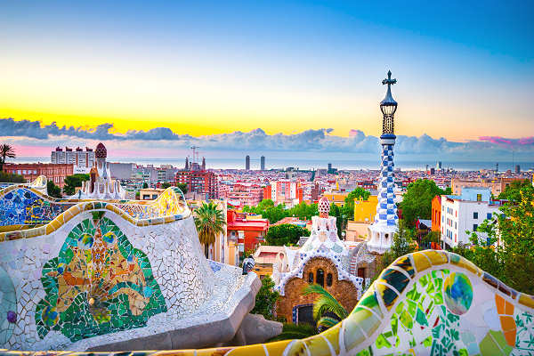 Panoramablick auf den Park Güell in Barcelona, Spanien – Urlaub am spanischen Festland erleben