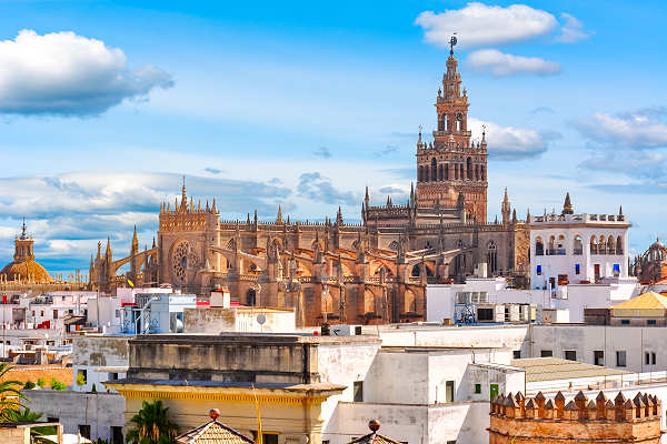 Giralda und Kathedrale von Sevilla – Historisches Wahrzeichen in Spanien