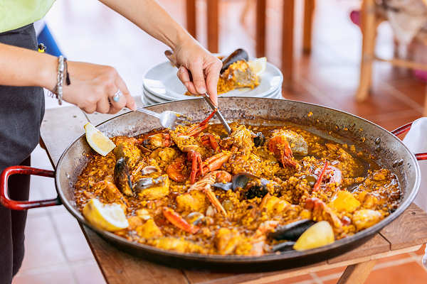 Genieße eine authentische Paella des spanischen Festlands – ein kulinarisches Highlight deines Urlaubs