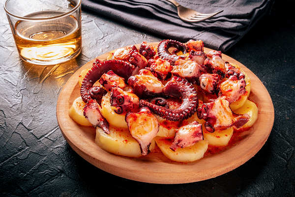 Traditionelles spanisches Gericht Pulpo a la Gallega auf dem spanischen Festland genießen