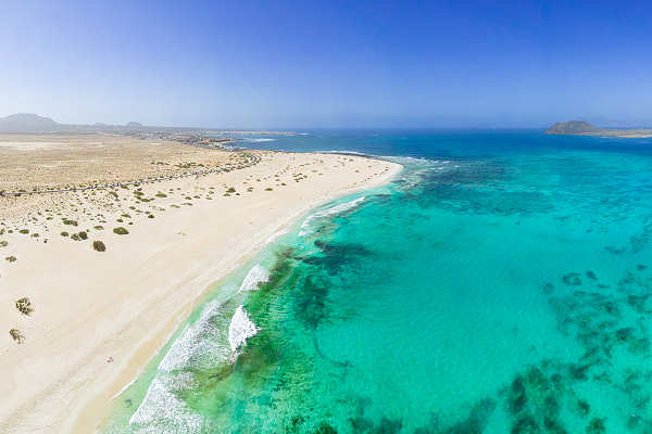 Blick auf die wunderschönen Strände von Corralejo, Fuerteventura, ideal für einen erholsamen Urlaub