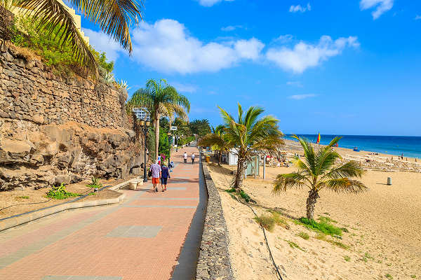 Blick auf die malerische Küste von Morro Jable auf Fuerteventura, mit endlosen Sandstränden und türkisblauem Meer.