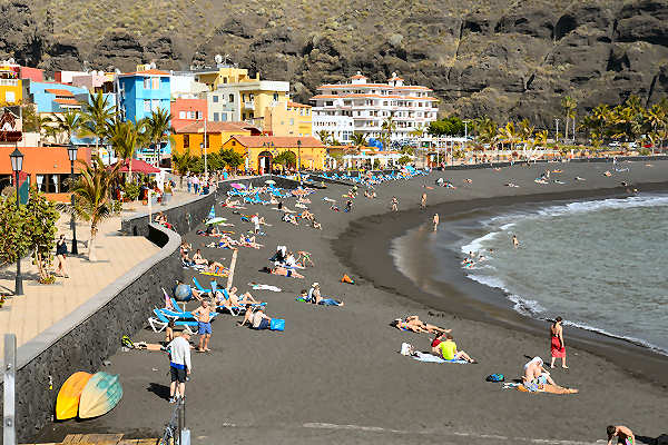 Playa de Tazacorte auf La Palma mit schwarzem Sandstrand und ruhiger Küstenlandschaft.