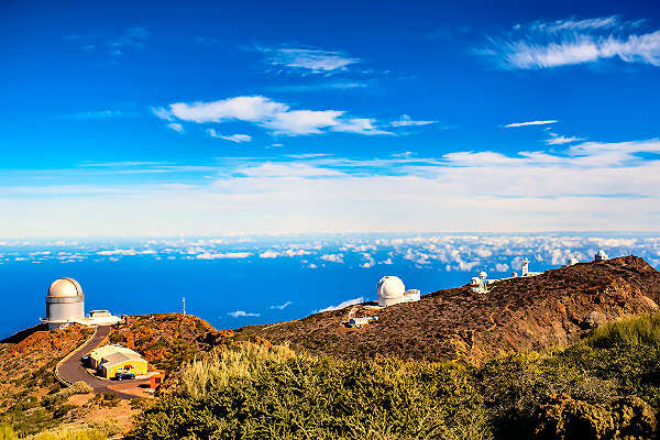 Aussicht vom Roque de los Muchachos auf La Palma mit Sternenhimmel und Observatorium.