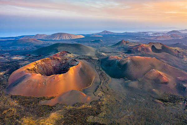 Lanzarote Urlaub im Timanfaya Nationalpark – Vulkanlandschaft und Feuerberge.