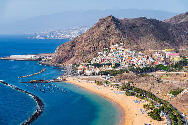 Strand von Playa de las Teresitas auf Teneriffa – goldener Sand und türkisfarbenes Wasser