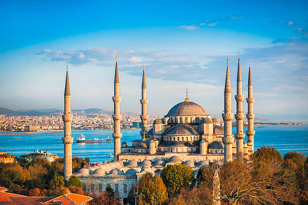 Die beeindruckende Blaue Moschee mit ihren charakteristischen Kuppeln und Minaretten, ein beliebtes Ziel für Urlauber