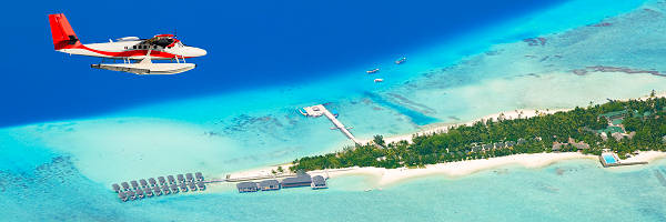 Weißer Sandstrand und türkisblaues Meer beim Inselhopping auf den Malediven genießen