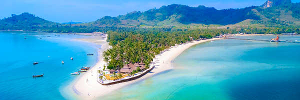 Blick auf tropische Inseln in Thailand mit kristallklarem Wasser und weißen Sandstränden, ideal für Inselhopping-Abenteuer