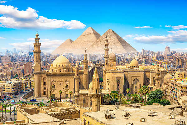 Besuchen Sie die berühmtesten Sehenswürdigkeiten in Kairo – die Moschee Sultan Hasan und die Pyramiden.
