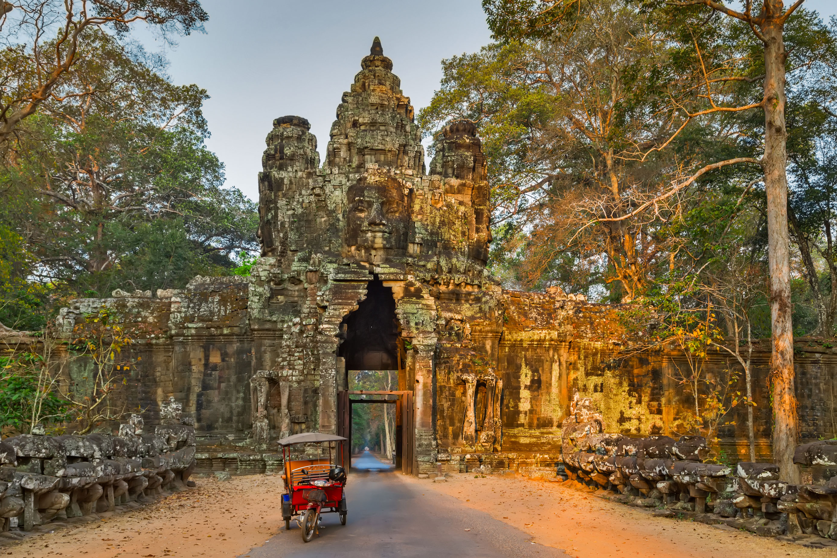 Angkor Thom war die letzte Hauptstadt des Khmer-Reiches und zählt zusammen mit Angkor Wat zu den wichtigsten Sehenswürdigkeiten in Kambodscha