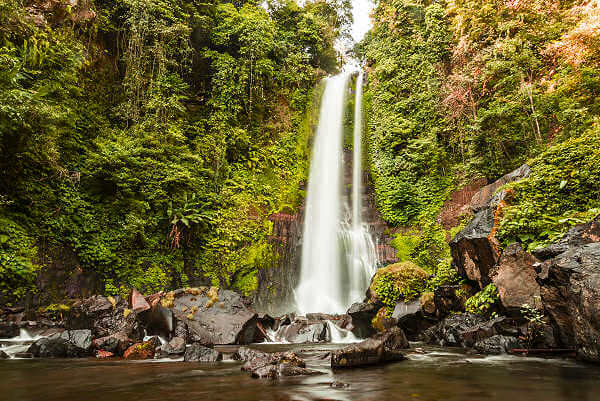 Die Gitgit Wasserfälle liegen im nördlichen Bali zwischen Lovina und dem Tempel Pura Ulun Danu Beratan