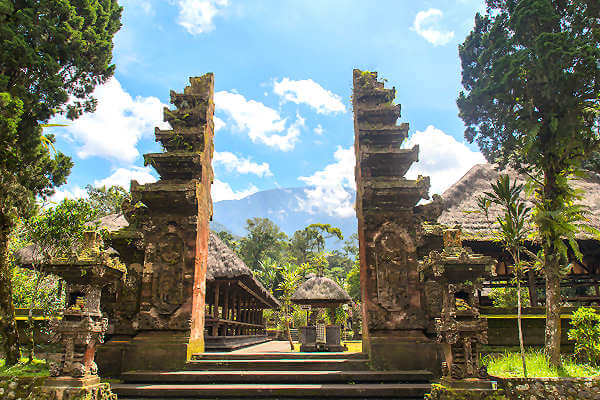 Der Pura Luhur Batukaru ist ein hinduistischer Tempel am Hang des Vulkans Gunung Batukau auf Bali