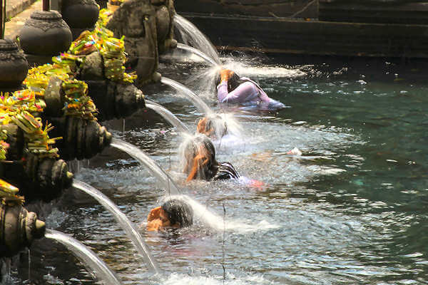 Das heilige Wasser von Taman Tirta Gangga regelmäßig für religiöse Zeremonien auf Bali