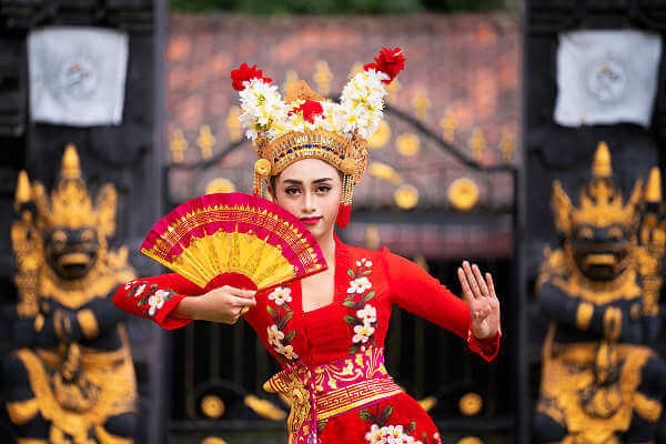 Der Legong Tanz in Ubud auf Bali erzählt eine Geschichte aus dem Java des 12. oder 13. Jahrhunderts